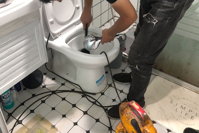 八步马桶堵塞自己疏通还是找师傅?专业上门服务让你省时更省心